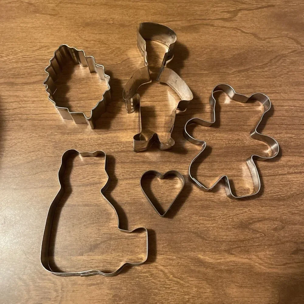 Vtg Lot Of 5 Assorted Metal Cookie Cutters Leaf, Heart, Chef And 2 Bears *RUSTIC